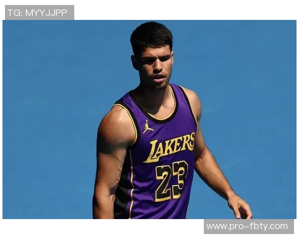 阿尔卡拉斯身穿詹姆斯23号紫金战袍在澳网训练致敬传奇运动员